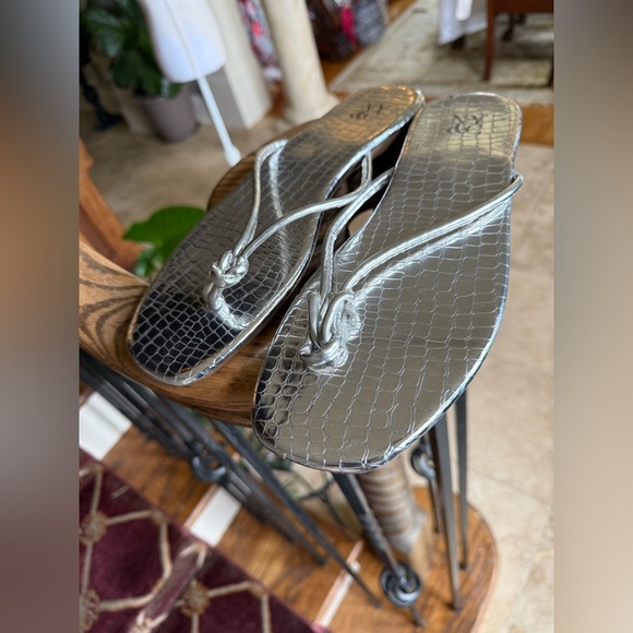 NY & C Lady silver snake print flip-flop very good condition euro 40 US 8 1/2 - Picture 2 of 9
